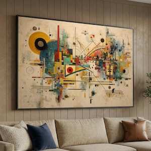 Op de afbeelding: Een groot rechthoekig wandkunstwerk met een abstracte compositie van geometrische vormen, waaronder cirkels, driehoeken en dunne lijnen in tinten geel, rood, blauw en zwart, tegen een getextureerde, gebroken witte achtergrond met verouderde uitstraling.