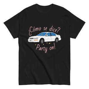 Könnte beinhalten: Schwarzes T-Shirt mit einem weißen Auto und dem Text "¿Cómo se dice? Party on!" in Rosa.