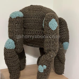 Puede incluir: Una taza de cerámica blanca con un asa negra y el texto "But First, Coffee" en negro, con una fuente de estilo manuscrito. La taza está sobre una superficie blanca.