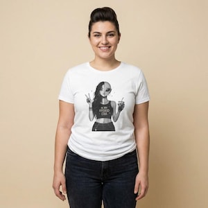 Puede incluir: Un juego de tres tazas de cerámica con un acabado moteado y mate. Cada taza presenta un color diferente: azul claro, crema y gris. Las tazas tienen un diseño simple y moderno, ideal para café o té.