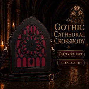 Op de afbeelding: Een zwarte en donkerrode schoudertas in de vorm van een spitse kathedraalboog met een ronde roosvenster-uitsnede. De tas heeft rode stiksels, een lange verstelbare riem en de tekst GOTHIC CATHEDRAL CROSSBODY, PDF + DXF + GUIDE, HAND STITCH.