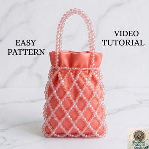 Può includere: Una borsetta color pesca con perline e manico abbinato. La borsa ha una fodera in raso e un motivo a rombi di perline trasparenti. Le parole "EASY PATTERN" e "VIDEO TUTORIAL" sono visualizzate sull'immagine.