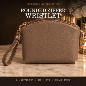 Puede incluir: Un bolso de mano de cuero color topo con parte superior redondeada, cremallera dorada y correa de muñeca a juego. El texto en la imagen dice: HAND-STITCH LEATHER PATTERN, ROUNDED ZIPPER WRISTLET, A4 + LETTER PDF | DXF | SVG | ENGLISH GUIDE.