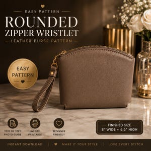 Può includere: Una pochette da polso in pelle color tortora con parte superiore arrotondata, cerniera dorata e cinturino abbinato. L'immagine include il testo: EASY PATTERN ROUNDED ZIPPER WRISTLET LEATHER PURSE PATTERN, e una dimensione finita di 20,32 cm per 16,51 cm.