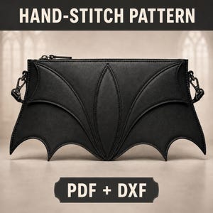 Op de afbeelding: Een zwarte clutch met een silhouet van vleermuisvleugels en stikseldetails. De bovenkant heeft een ritssluiting en metalen hardware voor riembevestiging. Tekst bovenaan leest HAND-STITCH PATTERN en onderaan PDF + DXF.