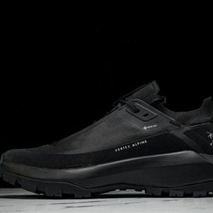 Puede incluir: Zapatilla deportiva negra con suela gruesa. El zapato tiene un dise&ntilde;o aerodin&aacute;mico con las palabras "VERTEX ALPINE" impresas en el lateral. El zapato tambi&eacute;n presenta el logotipo "GORE-TEX" y un logotipo estilizado de un caballo.