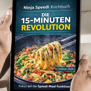 Può includere: Una tazza di ceramica bianca con manico nero e la scritta "But First, Coffee" in grassetto nero. La tazza è posta su uno sfondo sfocato, che ne evidenzia il design pulito.