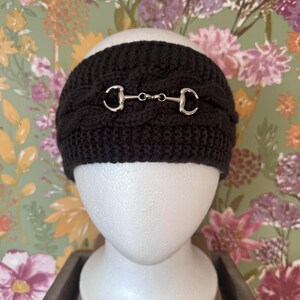 Donkergrijze, kabelgebreide, met fleece gevoerde hoofdband met verzilverde trens