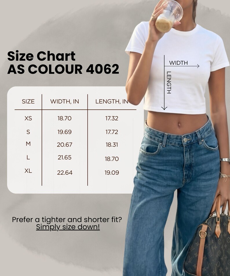 以下が含まれることがあります： AS Colour 4062のサイズチャートが付いた白いクロップトップ。XSからXLまでのサイズの寸法をセンチメートルで表示。テキスト「Prefer a tighter and shorter fit? Simply size down!」も含まれています。