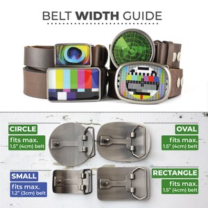 Op de afbeelding: Een riembreedtegids met verschillende gespen en riemen. De gespen hebben verschillende vormen en ontwerpen, waaronder een radarscherm, een pauwenveer en een kleurentestpatroon. De tekst "BELT WIDTH GUIDE" staat bovenaan.