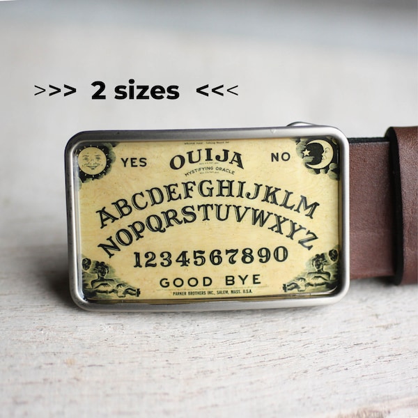 Könnte beinhalten: Eine silberne Gürtelschnalle mit einem Vintage-Ouija-Brett-Design. Das Brett zeigt die Buchstaben A-Z, die Zahlen 0-9 und die Wörter "YES", "NO" und "GOOD BYE".