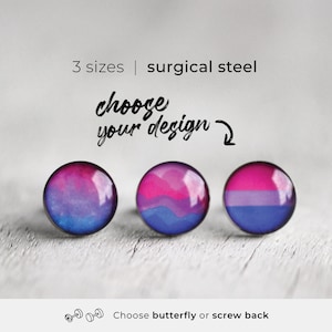 Op de afbeelding: Drie ronde oorknopjes van chirurgisch staal met roze, paarse en blauwe ontwerpen. De tekst luidt: 3 sizes | surgical steel, choose your design en Choose butterfly or screw back. De oorknopjes tonen een verloop-, golvend en gestreept patroon.