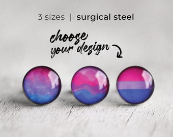 Puede incluir: Tres pendientes redondos de acero quirúrgico con diseños en rosa, morado y azul. El texto dice: 3 sizes | surgical steel, choose your design y Choose butterfly or screw back. Los pendientes muestran un patrón de degradado, ondas y rayas.