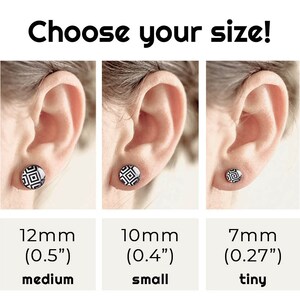 Pu&ograve; includere: Tre immagini che mostrano diverse dimensioni di orecchini. Gli orecchini sono rotondi e hanno un motivo geometrico bianco e nero. Le dimensioni sono 12 mm (0,5 pollici), 10 mm (0,4 pollici) e 7 mm (0,27 pollici).