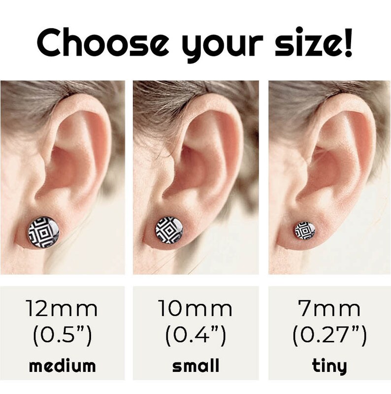 Pu&ograve; includere: Tre immagini che mostrano diverse dimensioni di orecchini. Gli orecchini sono rotondi e hanno un motivo geometrico bianco e nero. Le dimensioni sono 12 mm (0,5 pollici), 10 mm (0,4 pollici) e 7 mm (0,27 pollici).
