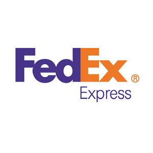 Puede incluir: El logotipo de FedEx presenta la palabra "FedEx" en morado con la "Ex" en naranja. La palabra "Express" está debajo del logotipo en negro.