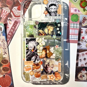 Puede incluir: Una funda transparente para teléfono decorada con un collage de ilustraciones de personajes de anime, pegatinas de comida y pequeños detalles en forma de estrella y botón. El diseño presenta varias imágenes rectangulares.