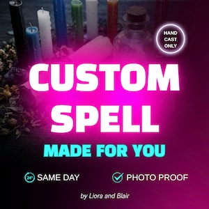 Könnte beinhalten: Eine digitale Grafik mit dem Text CUSTOM SPELL MADE FOR YOU, HAND CAST ONLY, 24H SAME DAY, PHOTO PROOF und by Liora and Blair. Der Hintergrund zeigt verschiedene farbige Kerzen und eine Glasflasche mit Korkverschluss in einer dunklen Umgebung.
