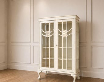 Elegante vitrina de diseño antiguo con estilo vintage.