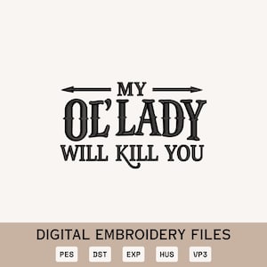Op de afbeelding: Zwarte tekst op een witte achtergrond leest "MY OL' LADY WILL KILL YOU" met pijlen erboven. Daaronder staat "DIGITAL EMBROIDERY FILES" en bestandstype afkortingen: PES, DST, EXP, HUS, VP3.