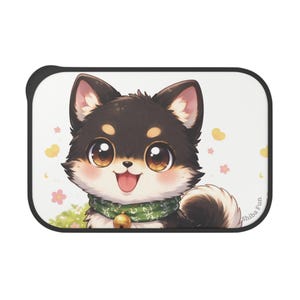 Puede incluir: Ilustración de un cachorro Shiba Inu en blanco y negro con grandes ojos marrones, que lleva una bufanda verde y una campana dorada. La imagen está sobre un fondo blanco con corazones amarillos y flores rosas. El texto "Shiba Fun" es visible.