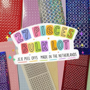 Puede incluir: Una colección de 27 pegatinas despegables en varios colores, incluyendo rojo, rosa, plateado y azul. Las pegatinas tienen un diseño circular y están etiquetadas como "JEJE PEEL OFFS MADE IN THE NETHERLANDS."