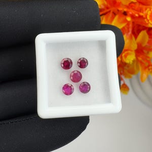 Rubis naturel non chauffé, taille brillant rond, 4 mm, 1,90 ct, lot de 5, couleur rose rougeâtre, fluorescence UV, qualité gemme exceptionnelle.