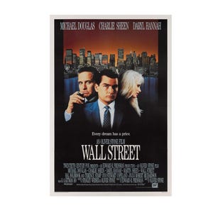 以下が含まれることがあります： マイケル・ダグラス、チャーリー・シーン、ダリル・ハンナが出演する映画「ウォール・ストリート」のポスター。ポスターには都市のスカイラインと映画のタイトルが描かれています。キャッチコピーは「Every dream has a price.」です。
