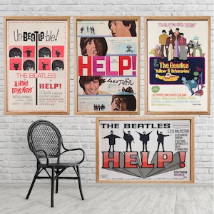 Puede incluir: Cinco carteles vintage enmarcados de los Beatles. Los carteles presentan portadas de álbumes y promociones de películas, incluyendo "A Hard Day's Night" y "Help!". Los carteles están en marcos de madera y se exhiben contra una pared de ladrillos blancos. Una silla de mimbre negra está en primer plano.