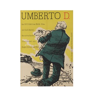 Könnte beinhalten: Vintage Filmplakat für "Umberto D." mit einem Mann in einem grünen Mantel, der einen kleinen Hund trägt. Das Plakat hat einen gelben Hintergrund mit deutschem Text, einschließlich Filmtitel und Besetzung. Ein Hut liegt auf Bahngleisen.
