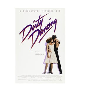 以下が含まれることがあります： 映画「ダーティ・ダンシング」のポスター。パトリック・スウェイジとジェニファー・グレイが出演。タイトルは紫色の筆記体。女性は白いドレス、男性は黒い服を着て抱き合っている。下部にはクレジットが記載されている。