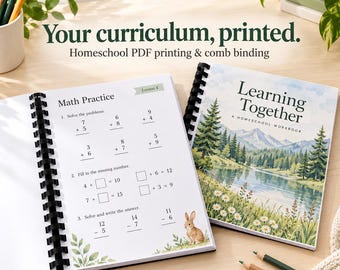 Può includere: Due quaderni rilegati a spirale con anelli in plastica nera. Una pagina aperta mostra problemi di matematica e l'illustrazione di un coniglio. L'altra copertina presenta un paesaggio con lago, bosco e montagne e il testo Learning Together.
