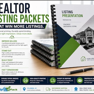 Könnte beinhalten: Ein Stapel spiralgebundener Präsentationspakete für Immobilienmakler. Das Cover des obersten Pakets zeigt eine Hausillustration, geometrische Formen und den Text "Listing Presentation". Ein schwarzer Stift liegt auf der Holzoberfläche.