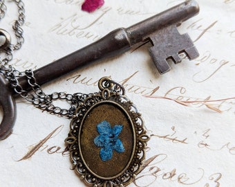 Pressed flower necklace forget me not floral oval dainty filigree pendant resin jewelry friendship friends something blue bridal wedding