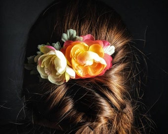 Bridal hair comb wedding accessory beautiful classy ranunculus blossom spring eucalyptis simple woman's fashion bride flower