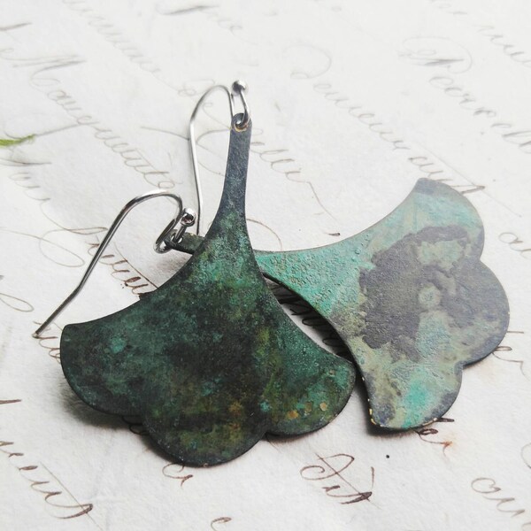 Gingko-Ohrringe. Hand im Alter von Grünspan Patina Salbei grün Blatt Ohrringe von Studiobotanica Smaragd-grün
