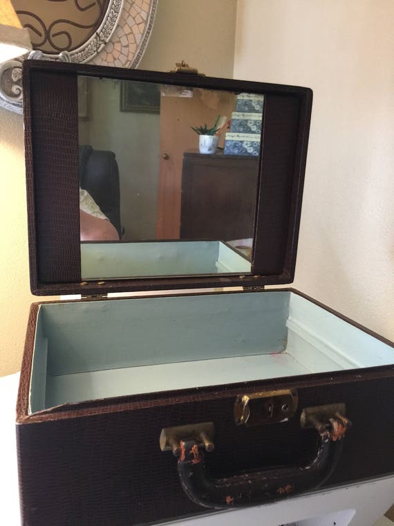 Vintage Train Case/MakeUp Case/Small Luggage