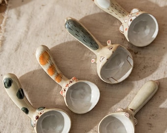Handmade rustic-style ceramic ice cream scoop, cute animal-shaped short-handled soup spoon