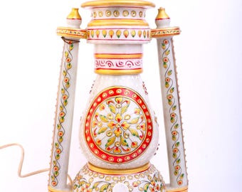 Dekoracyjna marmurowa lampa nocna z ręcznie malowanymi elementami i złotymi detalami. Tradycyjne indyjskie oświetlenie do sypialni i biura.