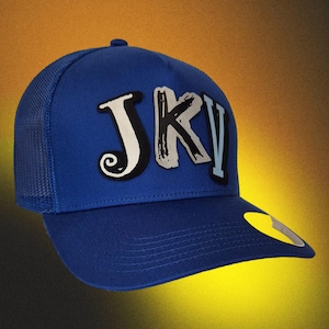 Könnte beinhalten: Blaue Trucker-Cap mit den Buchstaben "JKV" in Weiß, Grau und Hellblau. Die Kappe hat eine Mesh-Rückseite und einen gebogenen Schirm mit einem gelben Aufkleber.
