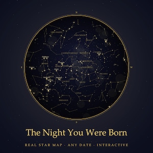 Può includere: Una mappa stellare circolare su sfondo blu scuro con costellazioni dorate e punti cardinali. Sotto la mappa, il testo recita: The Night You Were Born, REAL STAR MAP, ANY DATE, INTERACTIVE, in eleganti lettere dorate.