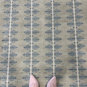 手織りセージグリーン＆ブルーボタニカルエリアラグ - 伝統的なブロックプリントの葉柄ウールラグ - モダンファームハウス、コテージコアホームデコレーション