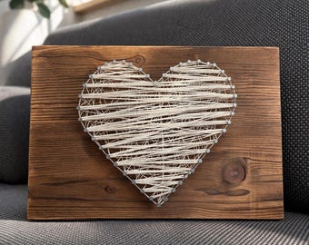 Corazón de lana sobre una tabla de madera