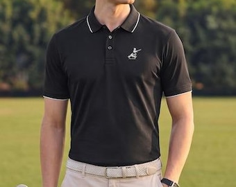 Polo negro ajustado para hombre, manga corta, estilo casual, con ribetes en contraste, ideal para tenis.