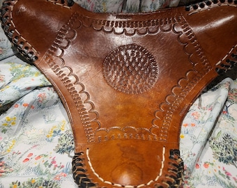 Funda de asiento trípode de cuero vintage hecha a mano para silla de montar