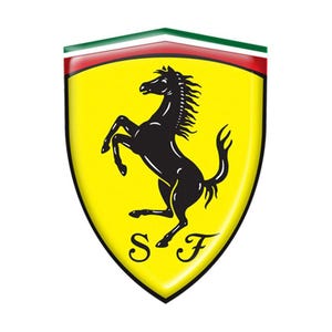 Può includere: Un emblema a forma di scudo con sfondo giallo e un cavallo nero rampante al centro. Nella parte superiore è presente una banda orizzontale verde, bianca e rossa. Le lettere S e F sono stampate in nero nella parte inferiore del campo giallo.
