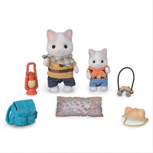 Puede incluir: Dos figuras de gato blanco con manchas grises, una más grande y otra más pequeña, vestidas con camisas color canela, pantalones azules y pañuelos a cuadros. Los accesorios incluyen una mochila verde azulado, una linterna naranja, un mapa de papel, binoculares y un sombrero color canela.