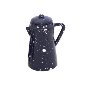 Op de afbeelding: Een miniatuur koffiepot met een donkerblauwe basiskleur en een gespikkeld wit patroon over het gehele oppervlak. De pot is voorzien van een bijpassend deksel met een kleine knop, een korte tuit en een gebogen handvat aan de zijkant.