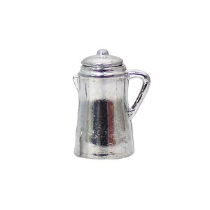 Könnte beinhalten: Eine kleine, silberfarbene Kaffeekanne mit Deckel und Griff. Die Miniaturkanne hat ein klassisches Design mit Ausguss und gebogenem Griff. Die Oberfläche der Kanne reflektiert das Licht und verleiht ihr ein glänzendes Aussehen. Die Kanne ist wahrscheinlich ein Dekorationsartikel.