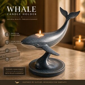 Puede incluir: Un portavelas con forma de ballena en un acabado azul oscuro. El portavelas tiene una base redonda y un cuerpo curvado con una aleta caudal. El texto "WHALE CANDLE HOLDER" est&aacute; en la parte superior de la imagen. Una vela encendida est&aacute; en la espalda de la ballena.